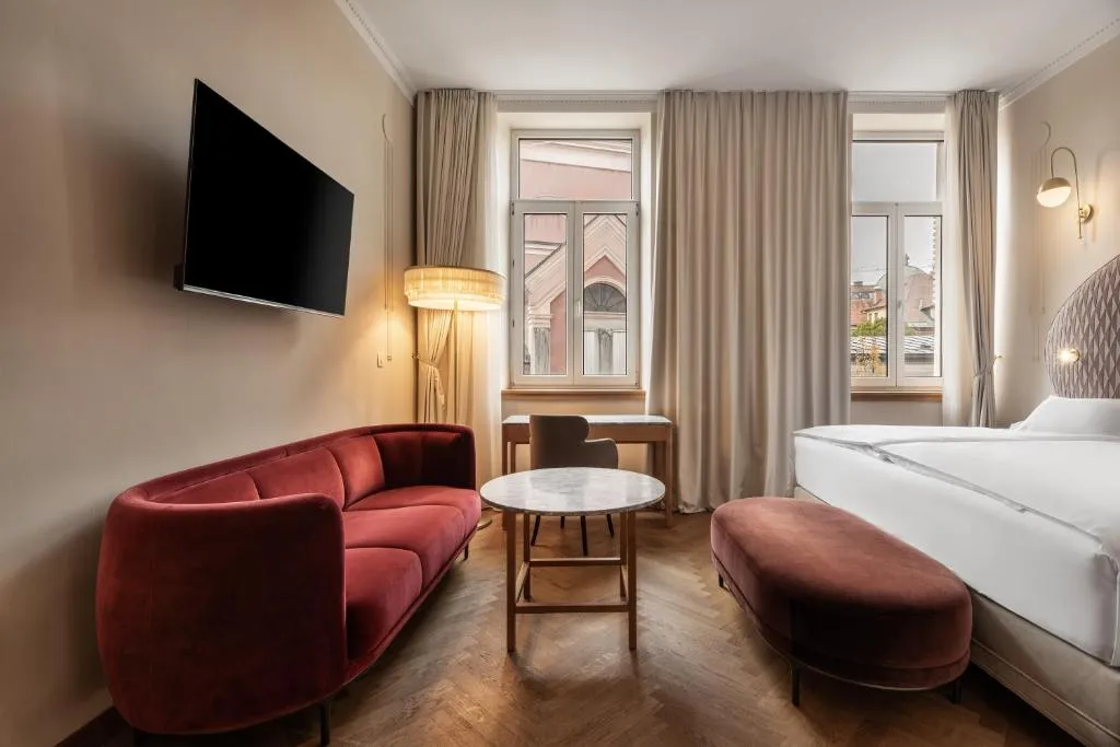 Grand Deluxe Room with king-size bed at Grand Hotel Union